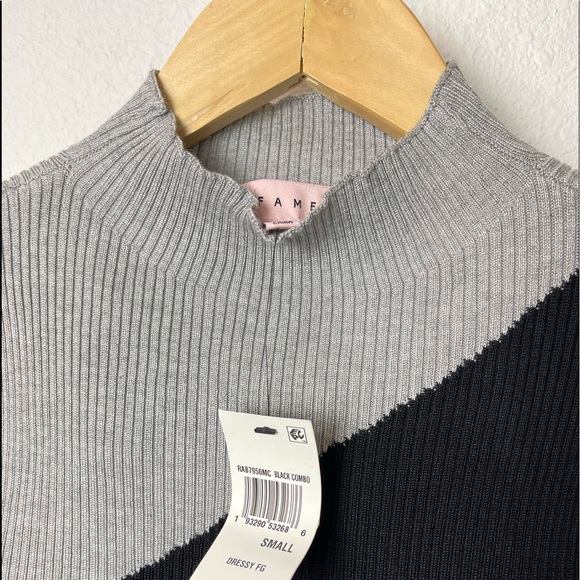 NWT Juniors cold shoulder Mock-neck sweater - Picture 6 of 8